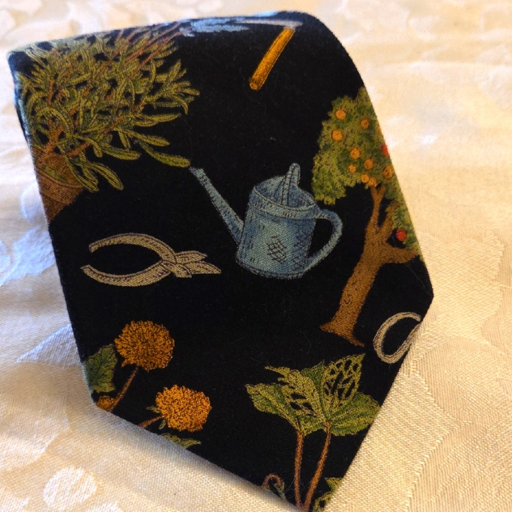 Vintage Garden Theme Tie